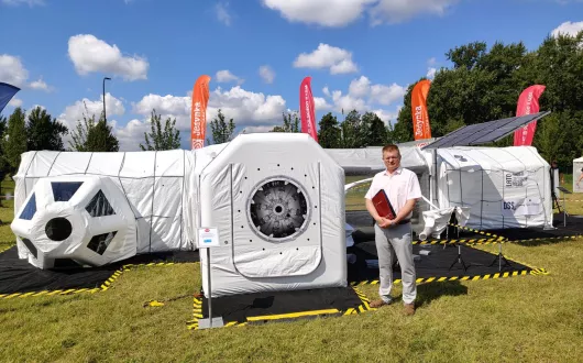 Dr inż. Przemysław Tabaka przy mobilnej ekspozycji Discovery Space Station – atrakcji pikniku „Ale kosmos!” w ramach „Lata z Radiem i Telewizją Polską”