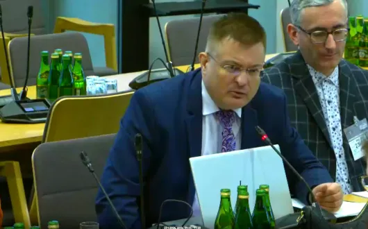 Dr inż. Przemysław Tabaka - pracownik Instytutu Elektroenergetyki Politechniki Łódzkiej zabiera głos przy mikrofonie podczas posiedzenia sejmowej podkomisji