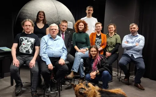 Uczestnicy spotkania poświęconego problematyce zanieczyszczenia światłem podczas wizyty w laboratorium fotometrycznym