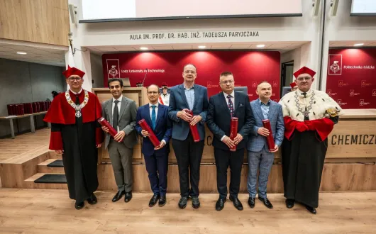 Uczestnicy uroczystości Promocji doktorów i doktorów habilitowanych Politechniki Łódzkiej wraz z władzami uczelni.