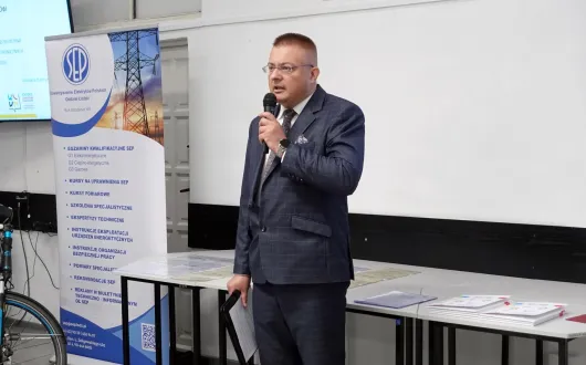 Przemysław Tabaka podczas Uroczystej Gali Finałowej konkursu „Najlepsza Praca Modelowo-Konstrukcyjna w szkołach elektrycznych i elektronicznych”.