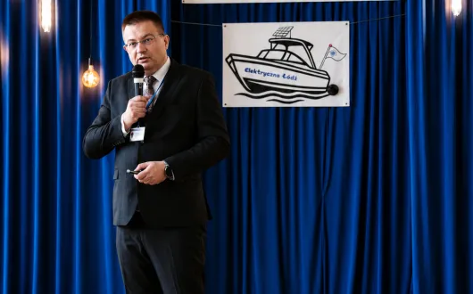 Dr hab. inż. Przemysław Tabaka podczas wykładu poświęconego wpływowi światła niebieskiego na zdrowie człowieka podczas wydarzenia „Elektryczna Łódź: Nauka, Biznes, Energia”