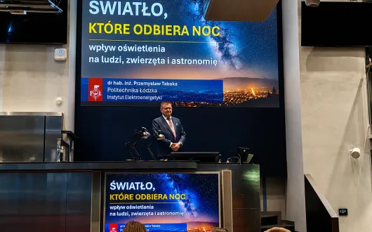 Dr hab. inż. Przemysław Tabaka z Instytutu Elektroenergetyki PŁ podczas seminarium „Światło, które odbiera noc” w Centrum Nauki i Techniki EC1 w Łodzi, w ramach Festiwalu Kosmosu „Orbitarium”.