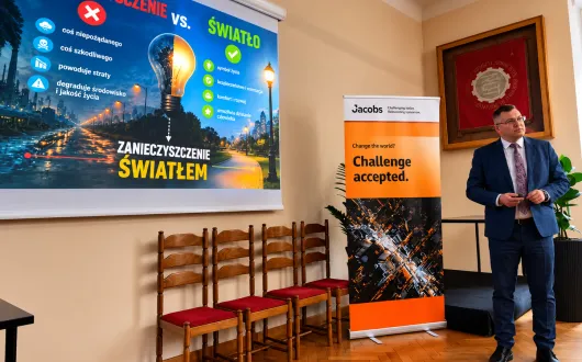 Dr hab. inż. Przemysław Tabaka podczas seminarium „Zanieczyszczenie światłem w kontekście projektowania oświetlenia”