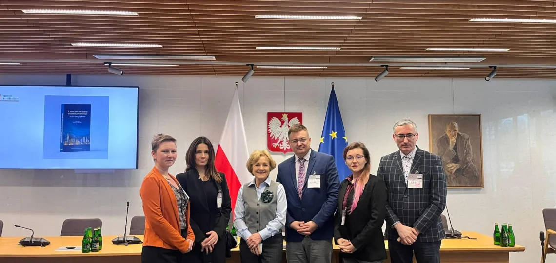 Grupowe zdjęcie w sali sejmowej