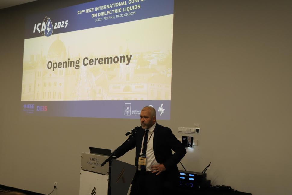 Prof. Paweł Rózga podczas ceremonii otwarcia międzynarodowej konferencji IEEE ICDL 2025.