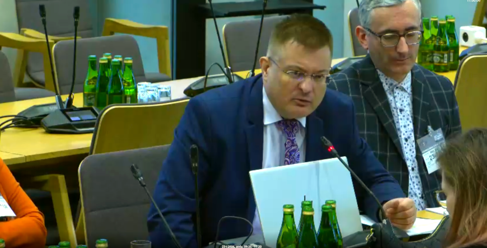 Dr inż. Przemysław Tabaka - pracownik Instytutu Elektroenergetyki Politechniki Łódzkiej zabiera głos przy mikrofonie podczas posiedzenia sejmowej podkomisji