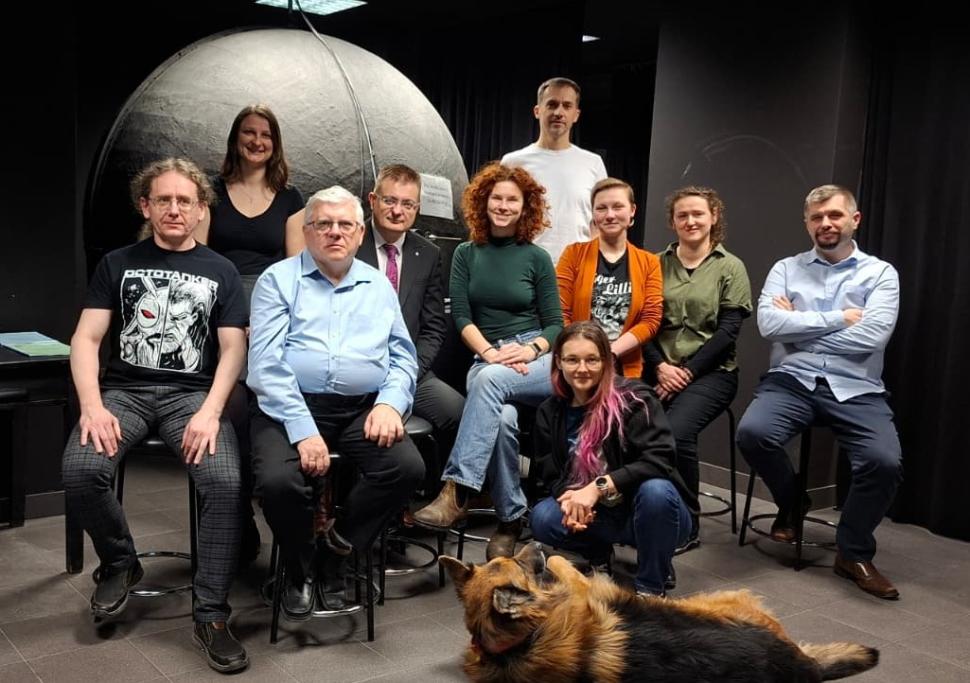 Uczestnicy spotkania poświęconego problematyce zanieczyszczenia światłem podczas wizyty w laboratorium fotometrycznym