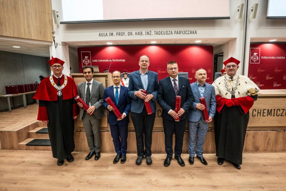 Uczestnicy uroczystości Promocji doktorów i doktorów habilitowanych Politechniki Łódzkiej wraz z władzami uczelni.
