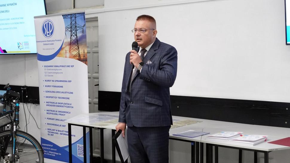 Przemysław Tabaka podczas Uroczystej Gali Finałowej konkursu „Najlepsza Praca Modelowo-Konstrukcyjna w szkołach elektrycznych i elektronicznych”.