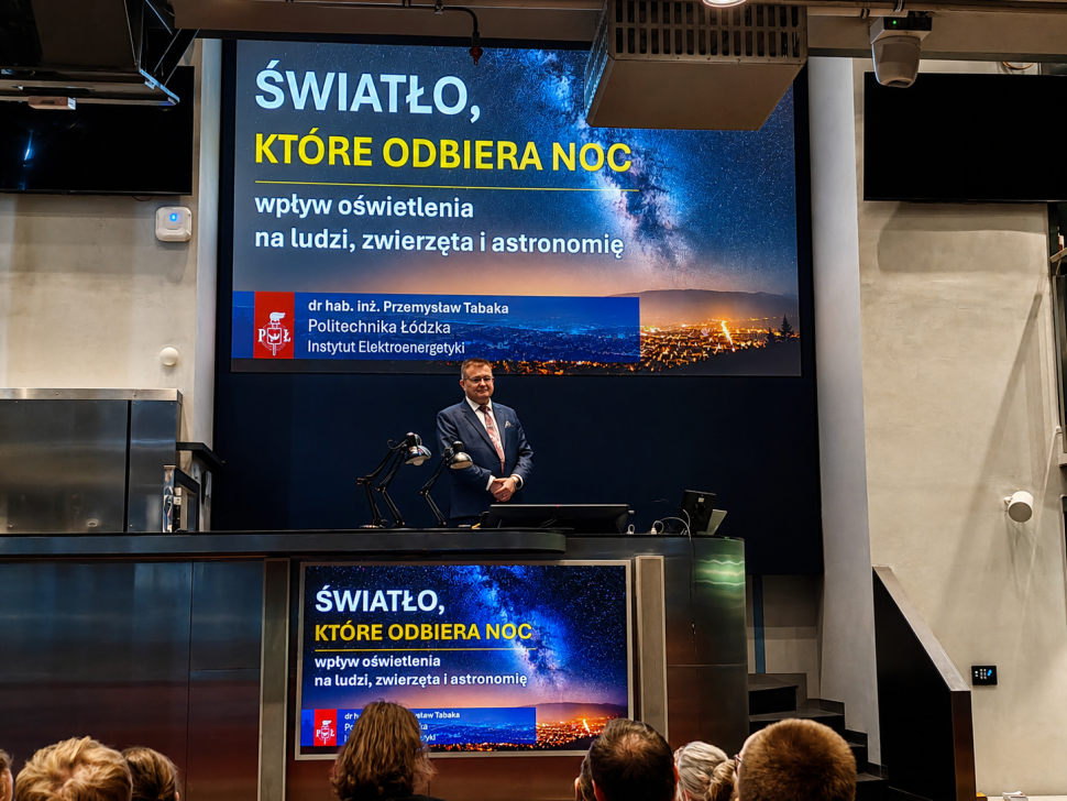 Dr hab. inż. Przemysław Tabaka z Instytutu Elektroenergetyki PŁ podczas seminarium „Światło, które odbiera noc” w Centrum Nauki i Techniki EC1 w Łodzi, w ramach Festiwalu Kosmosu „Orbitarium”.