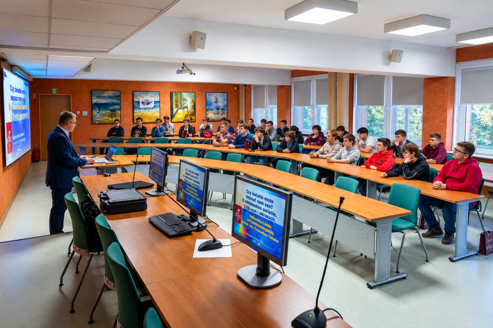 Przemysław Tabaka podczas wykładu dla uczniów szkół technicznych z Żychlina i Kutna, zorganizowanego w ramach programu „Zasmakuj studiowania w Łodzi” (15 października 2026 r.).