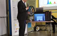 Dr inż. Przemysław Tabaka prezentuje działanie multispektralnej komory LED do modelowania charakterystyk spektralnych. W tle widoczny wynik pomiaru 