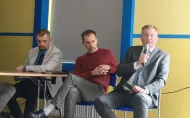 Dr inż. Przemysław Tabaka (z mikrofonem) udziela odpowiedzi na pytania podczas sesji dyskusyjnej