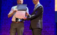 Prof. Paweł Różan otrzymuje prestiżowe wyróżnienie IEEE Technical Committee on Data Engineering