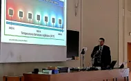 Przemysław Tabaka podczas wykładu dla słuchaczy UTW PŁ; w tle slajd ilustrujący temperaturę barwową światła