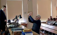 Jeden z uczestników przygotowuje smartfon do pomiaru charakterystyki widmowej podczas części eksperymentalnej wykładu