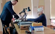 Pomiar charakterystyki spektralnej promieniowania smartfonu jednego z uczestników podczas części eksperymentalnej wykładu