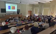 Przemysław Tabaka podczas wykładu dla uczestników Uniwersytetu Trzeciego Wieku, omawiający charakterystykę spektralną źródła światła LED