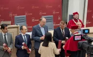 Przemysław Tabaka odbiera dyplom podczas uroczystości Promocji doktorów i doktorów habilitowanych na Politechnice Łódzkiej