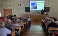 Przemysław Tabaka omawiający zjawisko rozszczepienia światła podczas wykładu dla uczestników Uniwersytetu Trzeciego Wieku