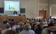Demonstracja pomiaru rozkładu widmowego promieniowania źródła LED podczas wykładu Przemysława Tabaki, ilustrująca zgodność rzeczywistych wyników pomiarowych z charakterystykami spektralnymi omawianymi w części teoretycznej.