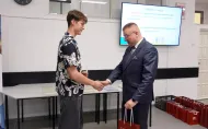 Przemysław Tabaka gratuluje laureatowi konkursu osiągniętego sukcesu.
