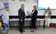 Dyrektor Łódzkiego Centrum Doskonalenia Nauczycieli i Kształcenia Praktycznego Agnieszka Ochmańska wręcza dr. hab. inż. Przemysławowi Tabace podziękowania za udział w pracach komisji konkursowej