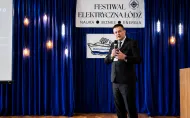 Dr hab. inż. Przemysław Tabaka podczas wykładu popularyzującego wiedzę z zakresu techniki świetlnej i wpływu światła niebieskiego na zdrowie człowieka.
